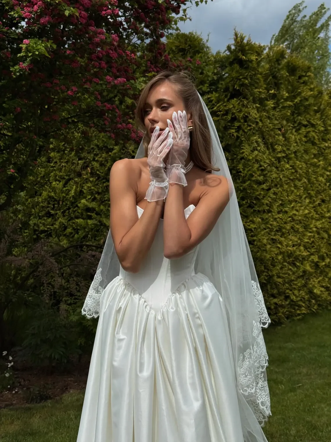 Modern Minimalist V-neck Satin Wedding Dress Pleat Strapless for Bridal Dress Dubai Women's Bridal Wedding Dress Custom