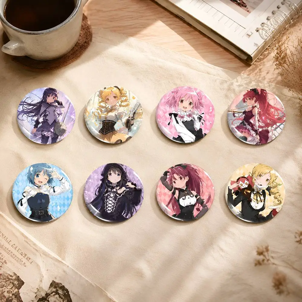Broches redondos de dibujos animados de Puella Magi Madoka Magica para mochila, chaqueta, botones acrílicos, colección de regalos