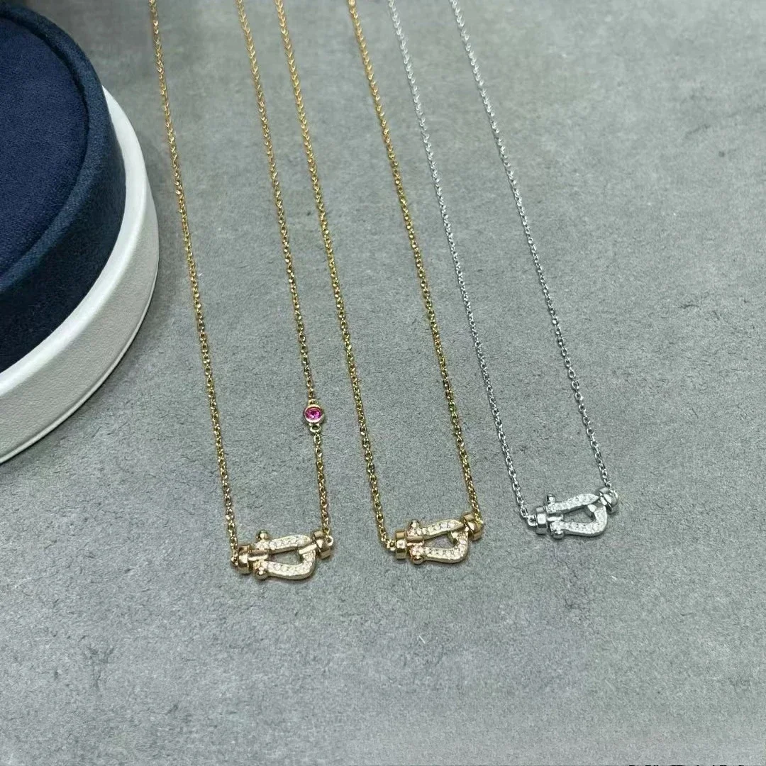 

2025 New 925 silver horseshoe buckle full diamond necklace is a fashionable jewelry gift for women's daily wear and gatherings