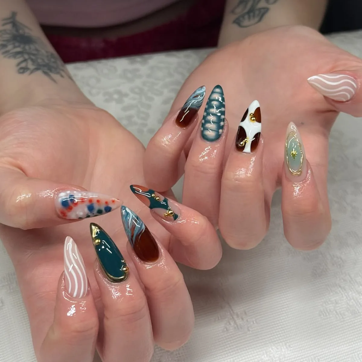 

24 шт., французские накладные ногти с синим градиентом океана, позолоченные коралловые узоры в полоску, миндалевидные накладные ногти Spice Girls, носимые ногти Press On