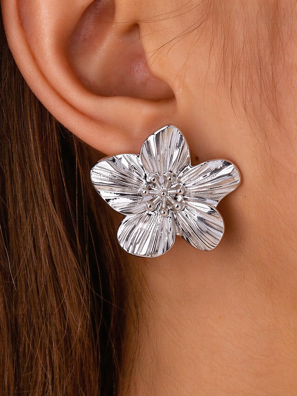 A Pair of French-Style Vintage Textured Flower Earrings, Light Luxury Five-Petal Flower Earrings, Versatile European and American Style Commuter Earrings, Gift for a Best Friend