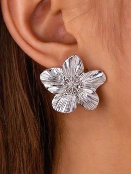 A Pair of French-Style Vintage Textured Flower Earrings, Light Luxury Five-Petal Flower…