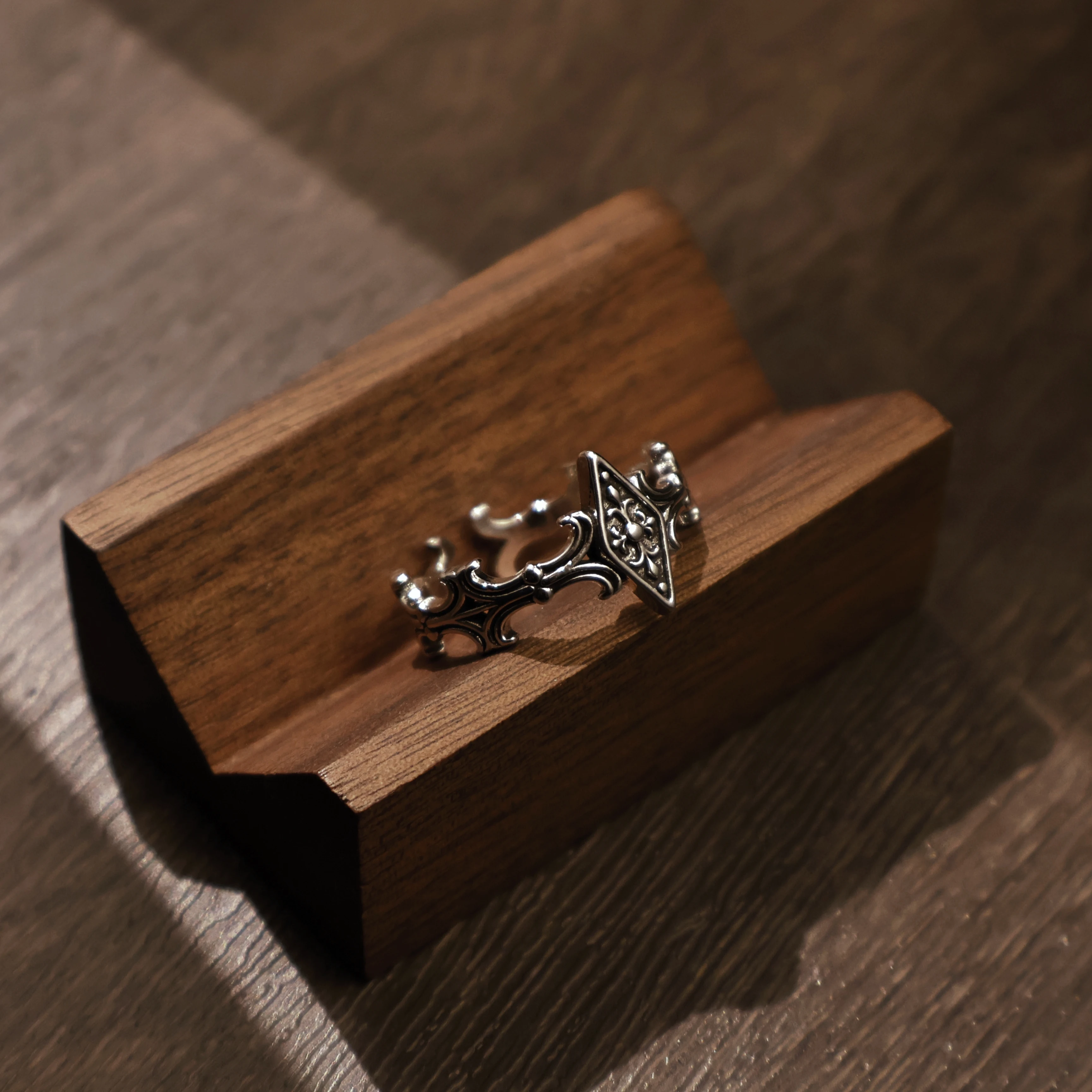 Retro Iris Kreuz Rhombus Verstellbarer Offener Ring für Männer Versilbertes Messing Gothic Punk Edgy Schmuck Unisex Accessoires Cooles Geschenk – Detail 1