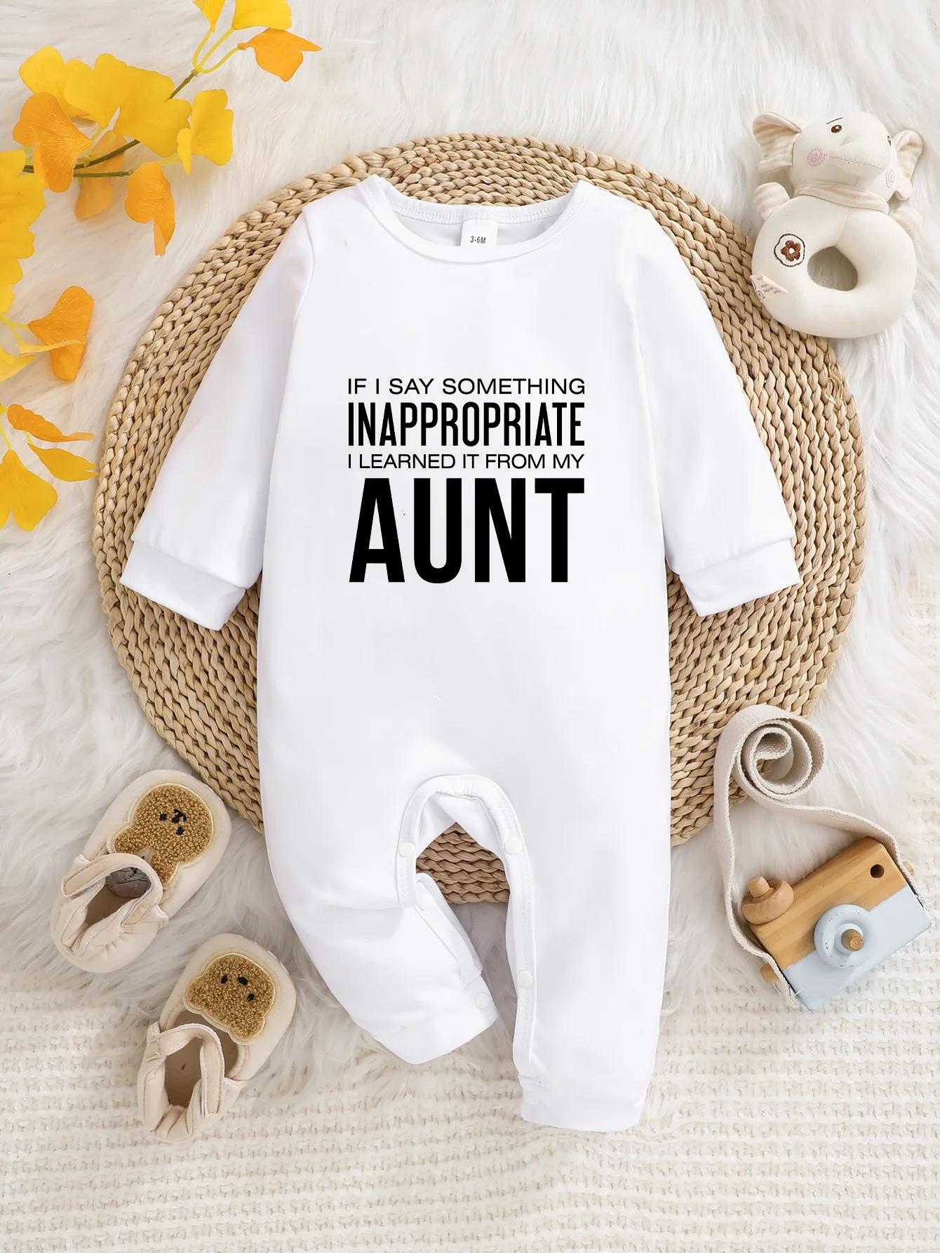 

A baby long-sleeved onesie with interesting letter prints. It features a buttoned design for easy putting on and taking off, and