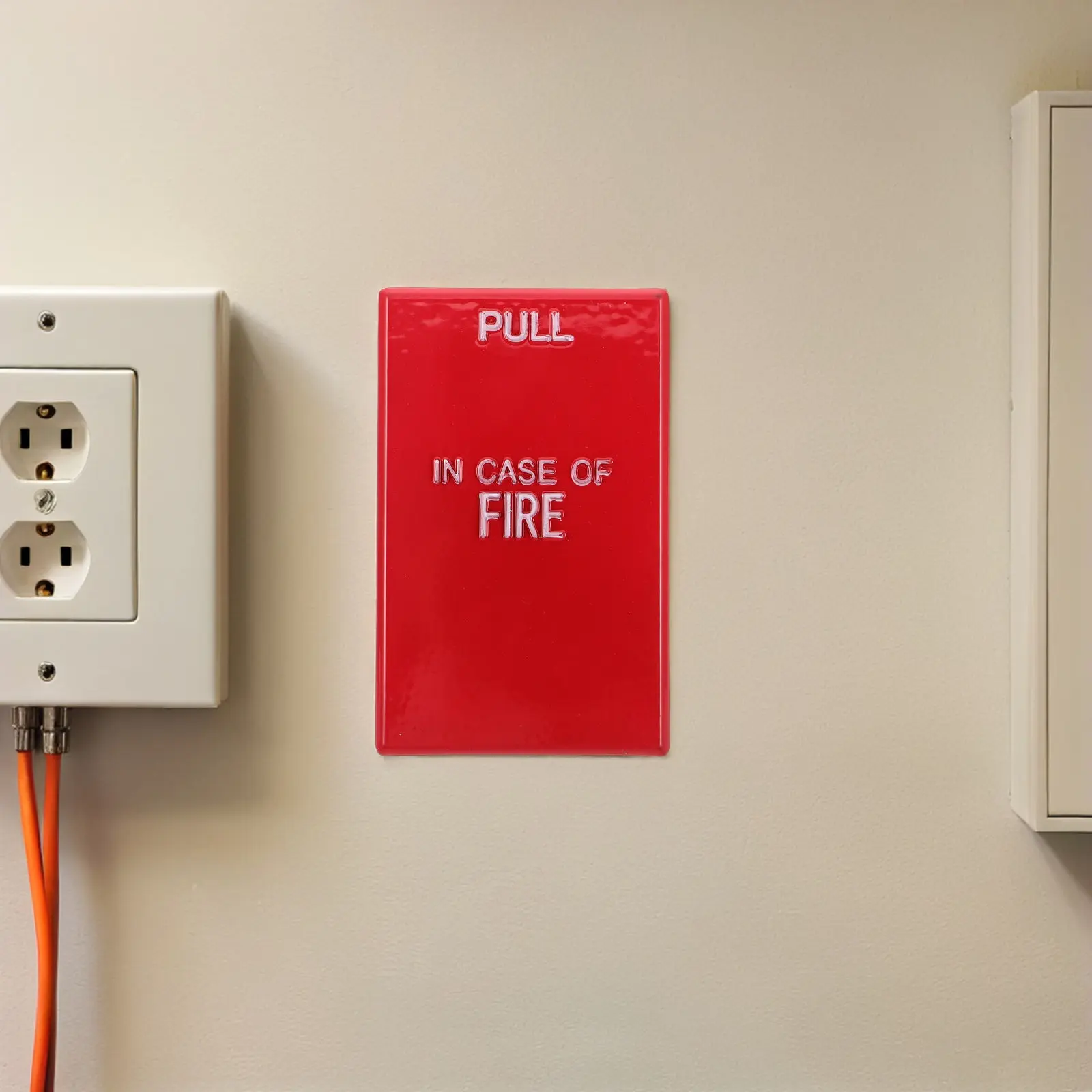 

Кнопка экстренной сигнализации, ручной пожарный извещатель, устройство пожарной безопасности, красный колпак повышенной видимости, простая установка для офисов и школ