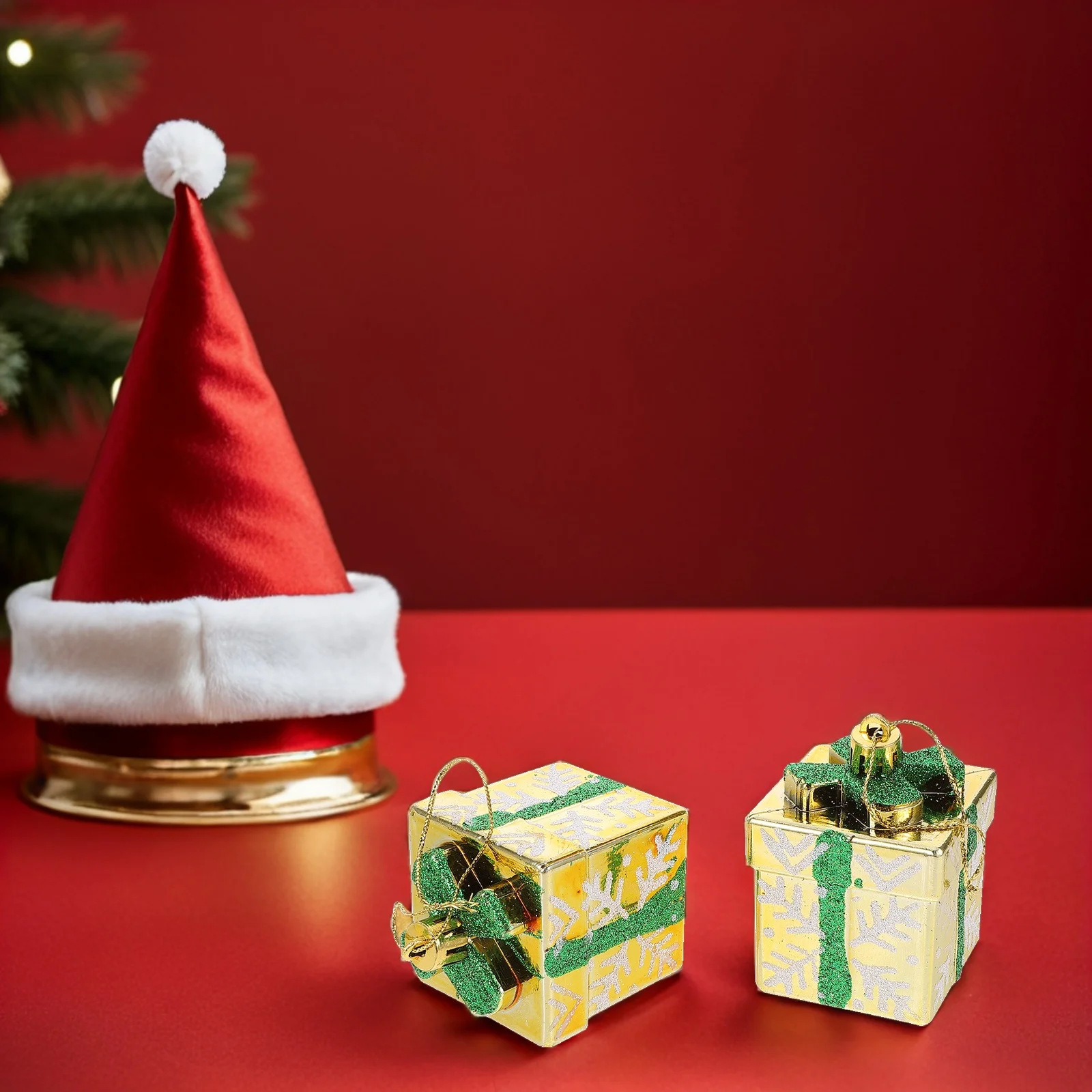 

4Pcs Festive Xmas Gift Box Ornaments Handpainted Hanging Decors for Christmas Tree Holiday Party Decorations Tiny Present Boxes