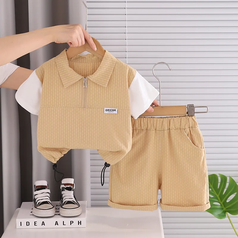 

Новая летняя коллекция 2026: Комплект из 2 предметов для малышей — модная полосатая футболка-поло на молнии и полосатые шорты. Детская повседневная одежда.