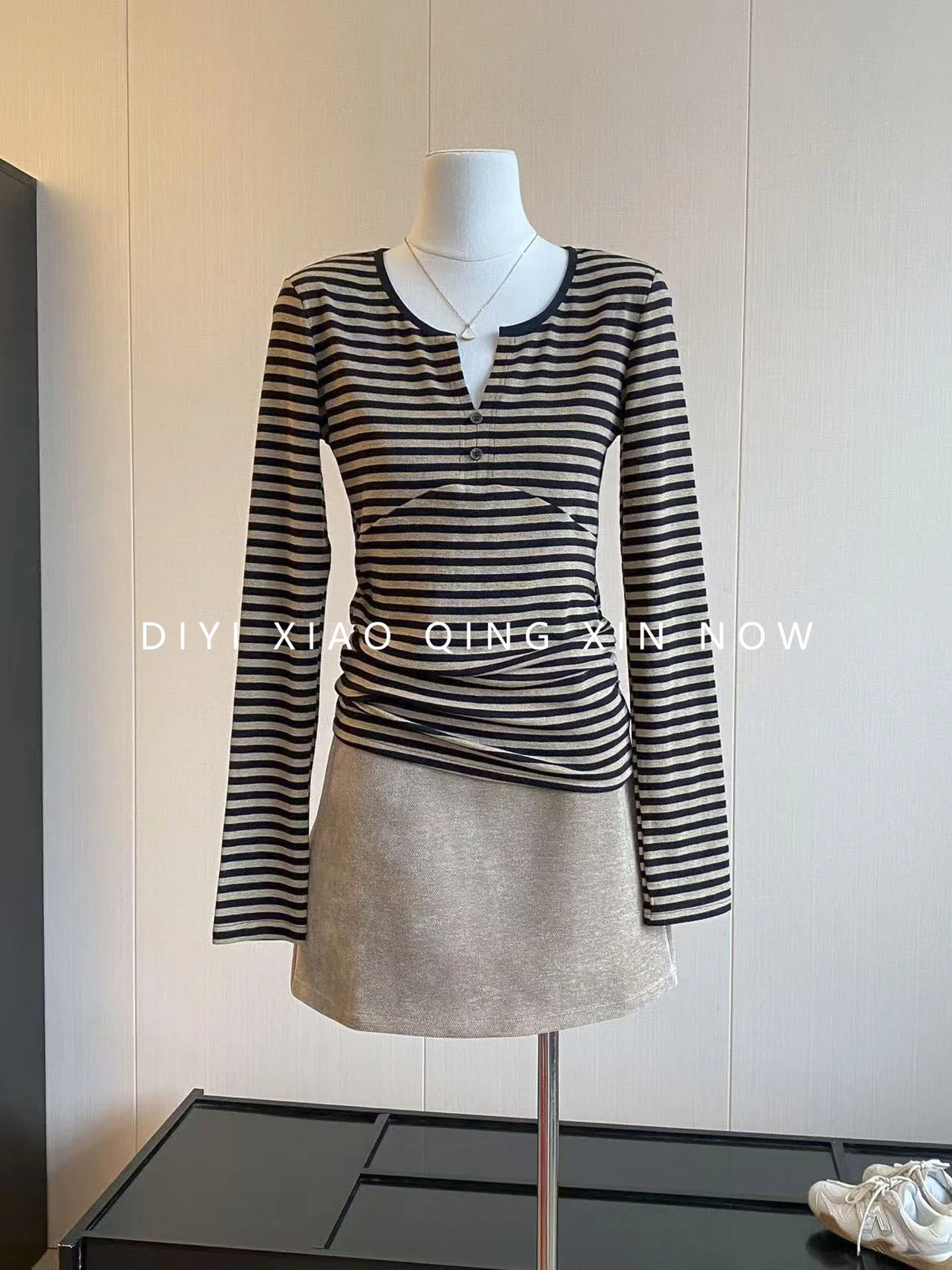 Slim Fit Striped V-neck Long Sleeve T-shirt Women's New Style Elastic Base Shirt Hot Girl Afternoon Minor Tone Top