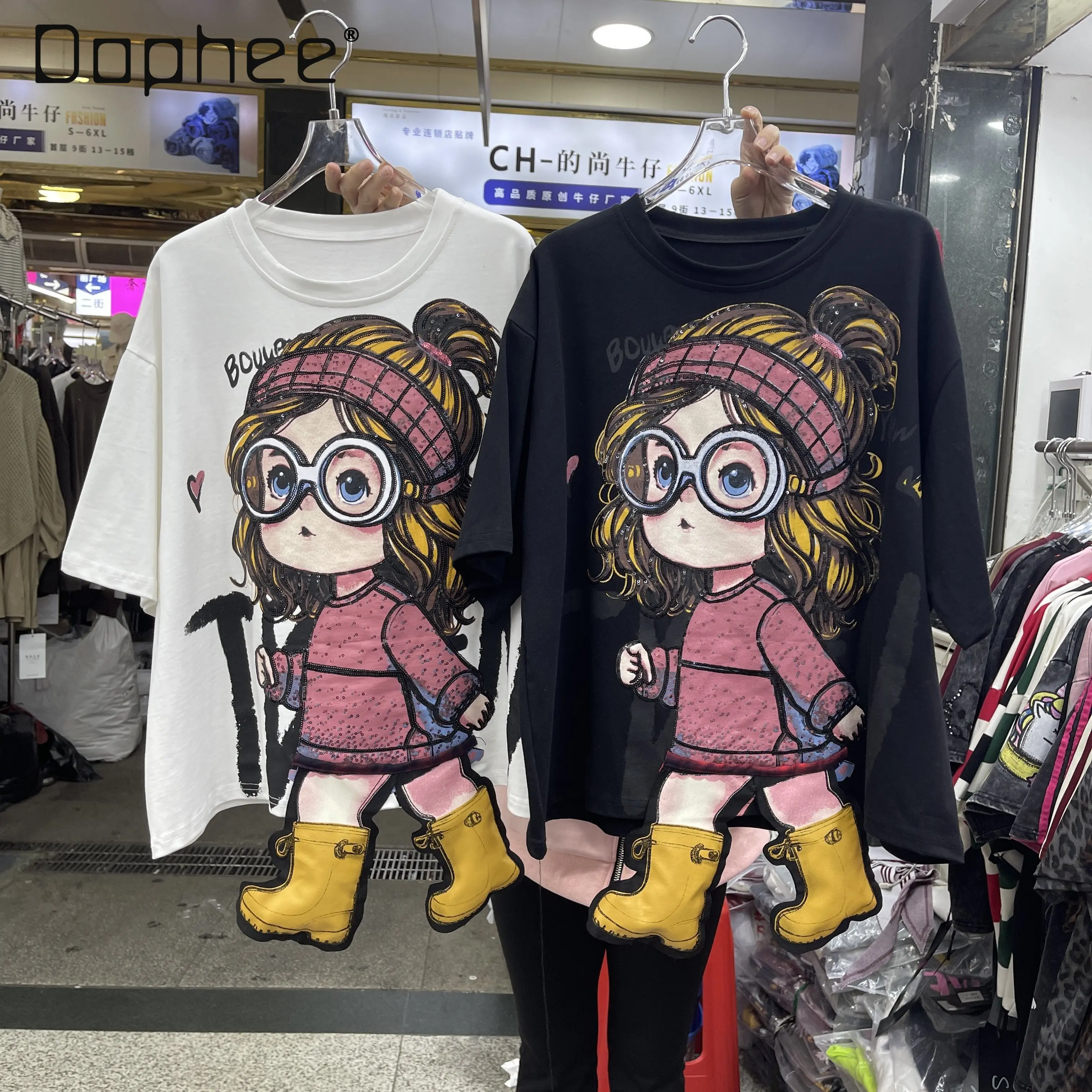 

Новая женская футболка с коротким рукавом и принтом «Девушка в очках» (коллекция Весна-Лето 2026) – свободный универсальный топ с модным графическим рисунком