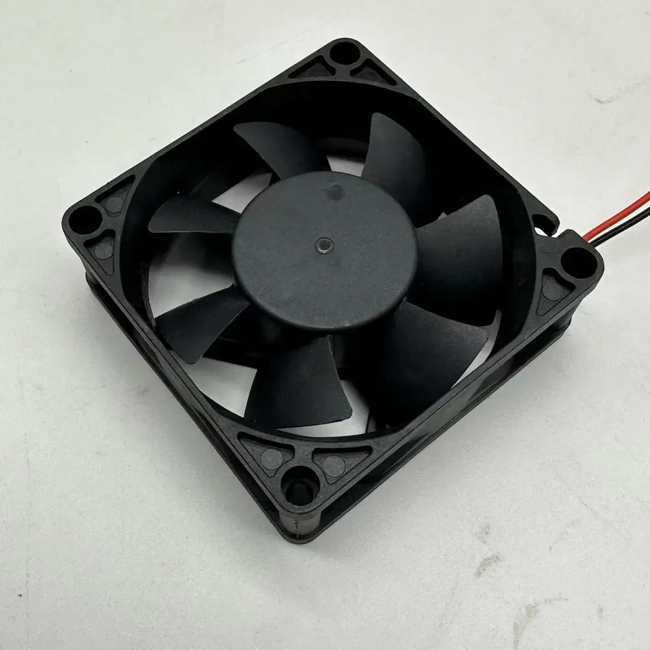 

70x70x25mm 4200-4500RPM 24V 2-Wire Cooling Fan