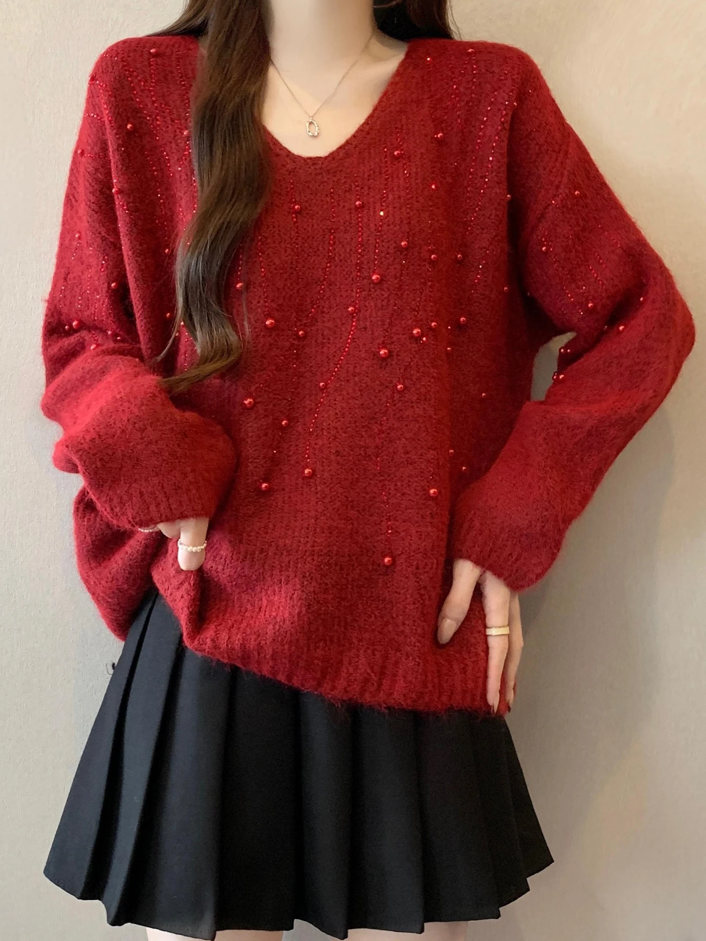 

Красный вязаный свитер с V-образным вырезом для женщин, уникальный дизайн с бисером, осенне-зимний, больших размеров, теплый, для повседневной носки, однотонный, повседневный топ