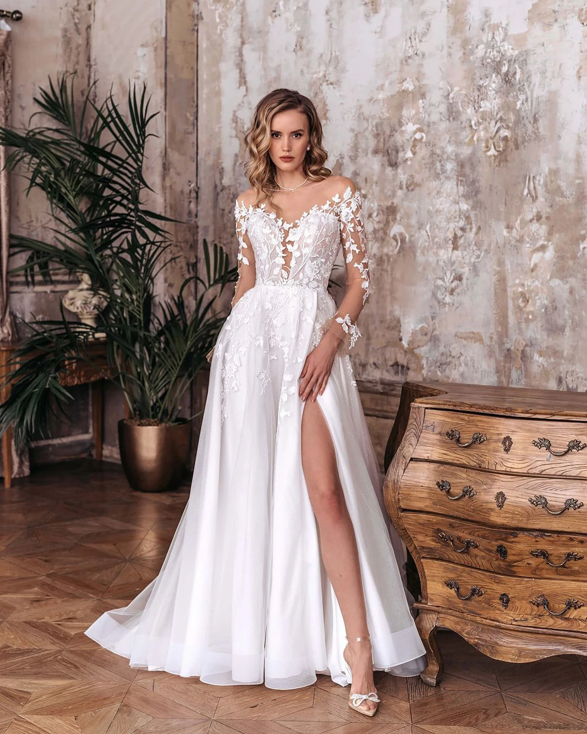 Luxury A Line Wedding Dresses Sexy High Side Split Long Sleeve Appliques Lace Bridal Gowns Customized Backless Sweep Train Robes