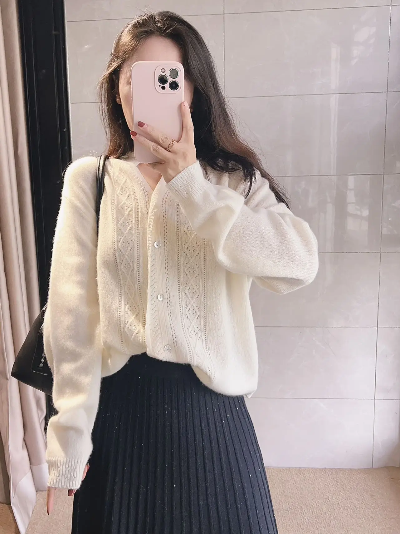 

Романтичный вязаный свитер с V-образным вырезом и ажурными элементами, свободного кроя, молочно-белый, во французском стиле, женский, с длинными рукавами, для зимы