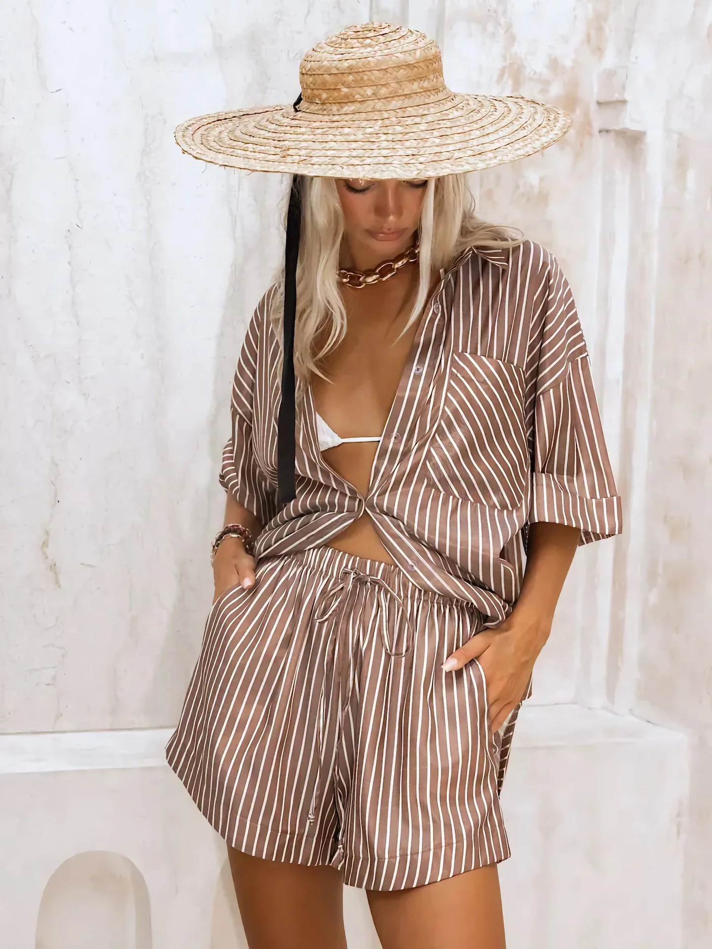 

Весенний костюм с вертикальными полосками: женская рубашка с отложным воротником на одной пуговице + шорты с высокой талией на шнурке, осенний женский комплект из двух предметов