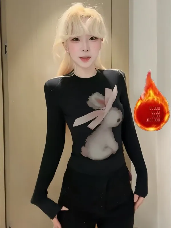 Damska koszulka plus size w stylu retro z długim rękawem, ocieplana polarem, dopasowana, z nadrukiem królika, nowa kolekcja na wczesną jesień.