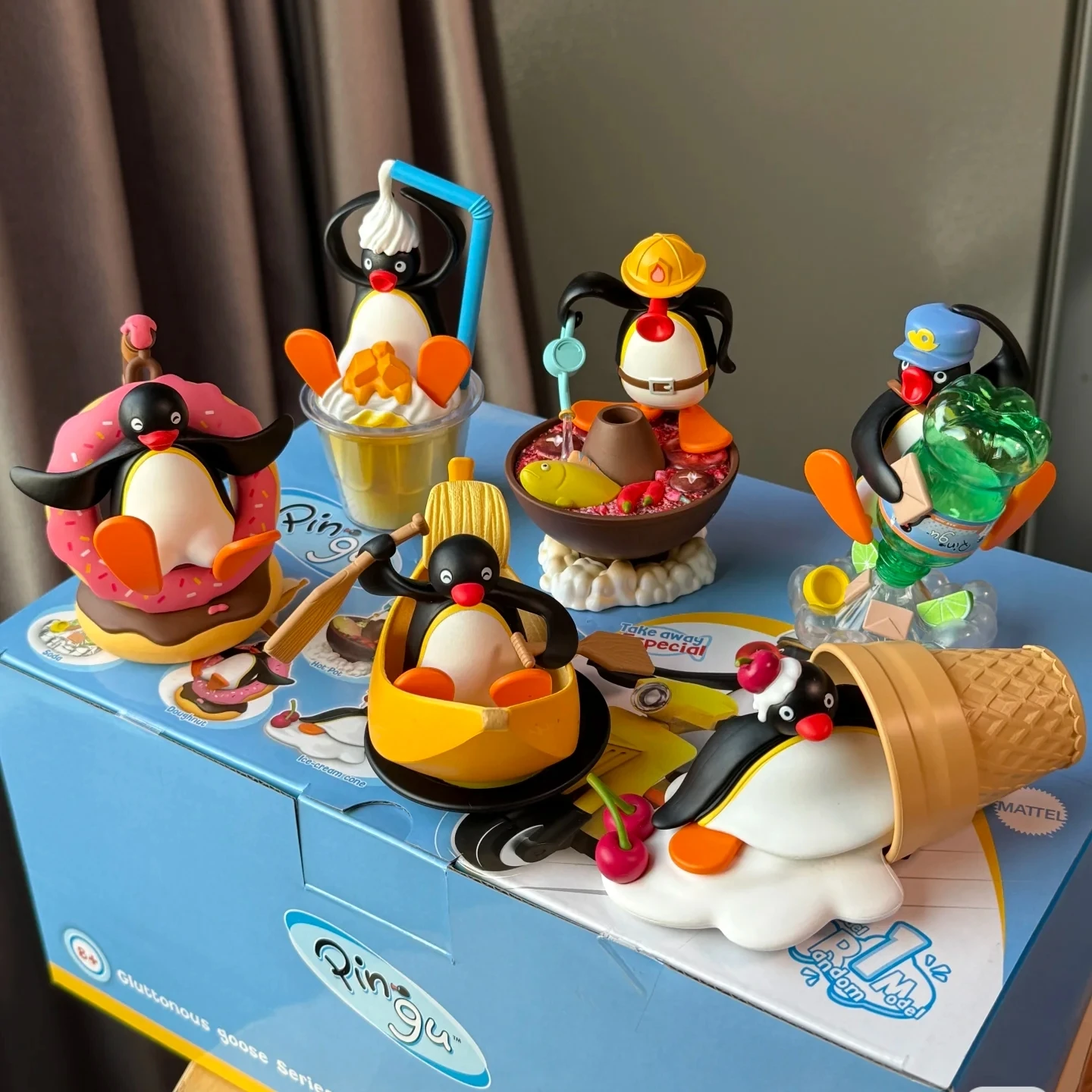 

Серия Pingu Greedy Little Penguin, слепая коробка, яйцо, украшение для рабочего стола, кукла-пингвин, креативная модная игрушка, праздничный подарок, настоящая предпродажа