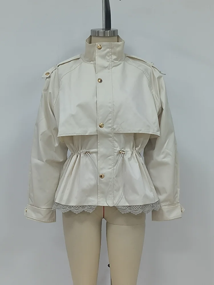 Elegante Jacke mit Spitzenbesatz am Rücken, Stehkragen, Kordelzug in der Taille, gerafften Puffärmeln, Herbst-Outfit für Damen. – Detail 2