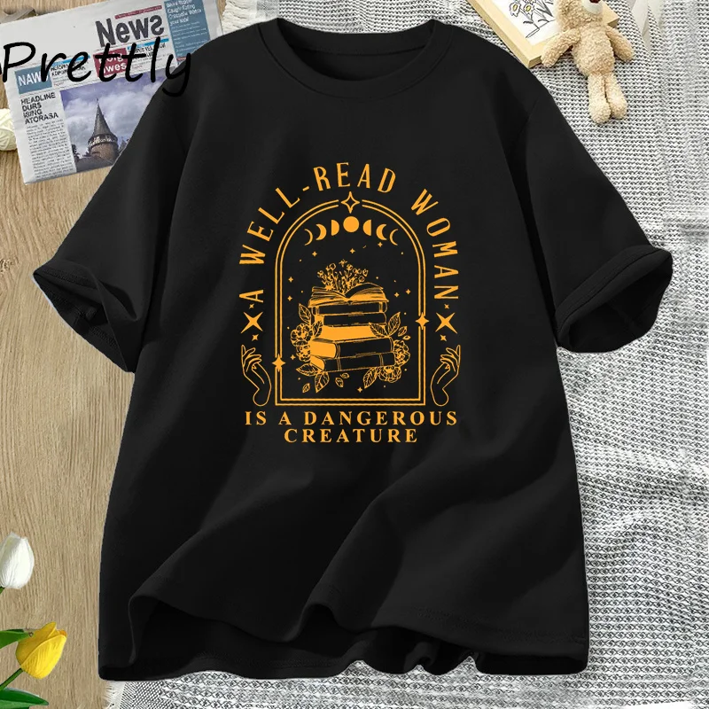 

Футболка A Well Read Woman Is A Dangerous Футболка Bookish Merch Футболка Book Reader Футболка для чтения книг Любители библиотекарских футболок унисекс