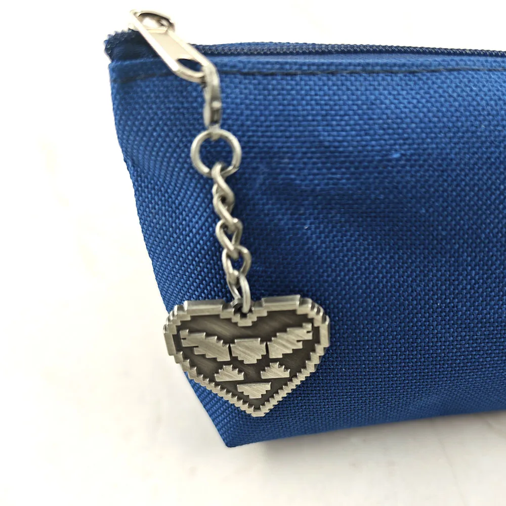 Deltarune Pixel Heart Doppelseitiger Metall-Schlüsselanhänger Retro-Spiel-Anhänger Rucksack-Charm Sammlerstück für Videospiel-Fans Geschenk – Detail 6