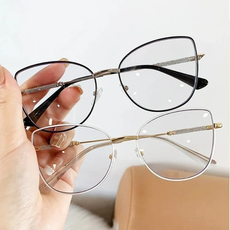 New Cat Eye Metal Eyeglasses Photochromic Glasses Women Cat Eye Triangle Color Change Sunglasses Eye Protection Spectacles