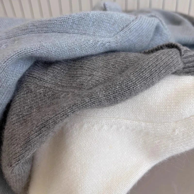 เสื้อสเวตเตอร์แคชเมียร์สีเทาสไตล์เรโทรสำหรับผู้หญิง เสื้อแจ็คเก็ตคอปกโปโลแบบสามกระดุม เสื้อถักสำหรับใส่เป็นเสื้อตัวในช่วงฤดูใบไม้ร่วง เสื้อท่อนบนให้ความอบอุ่น