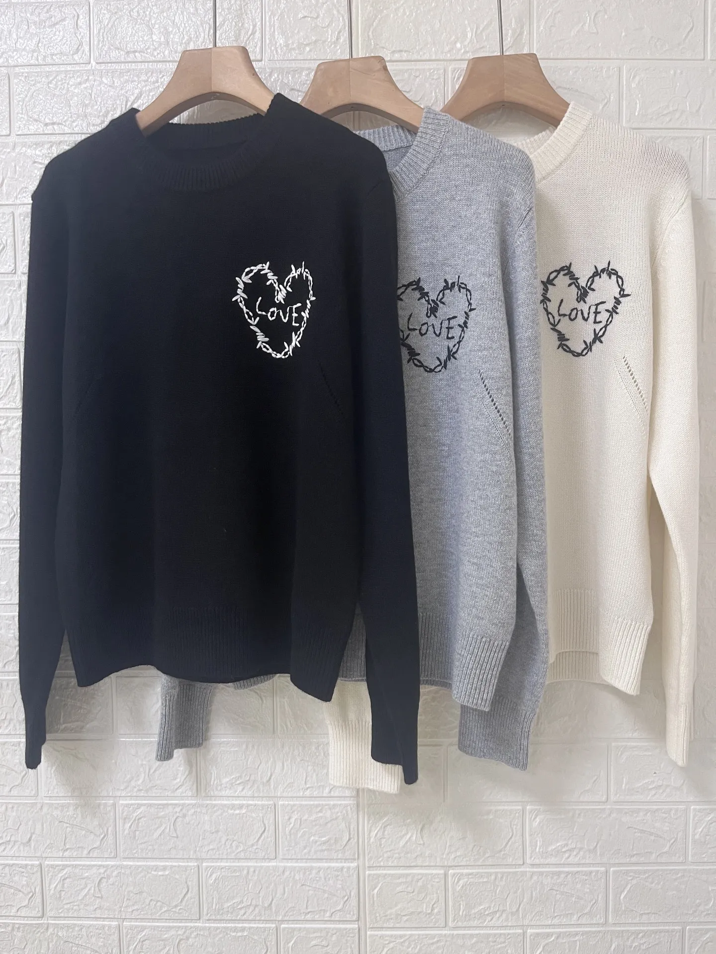 

2025 new round-neck pullover embroidered elegant commuting long-sleeved sweater