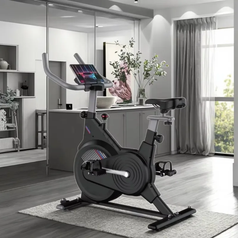 Profesjonalny rower spinningowy do ćwiczeń cardio w pomieszczeniach YTYIN z wielofunkcyjnym wyświetlaczem LCD, napędem pasowym i konstrukcją stalową.