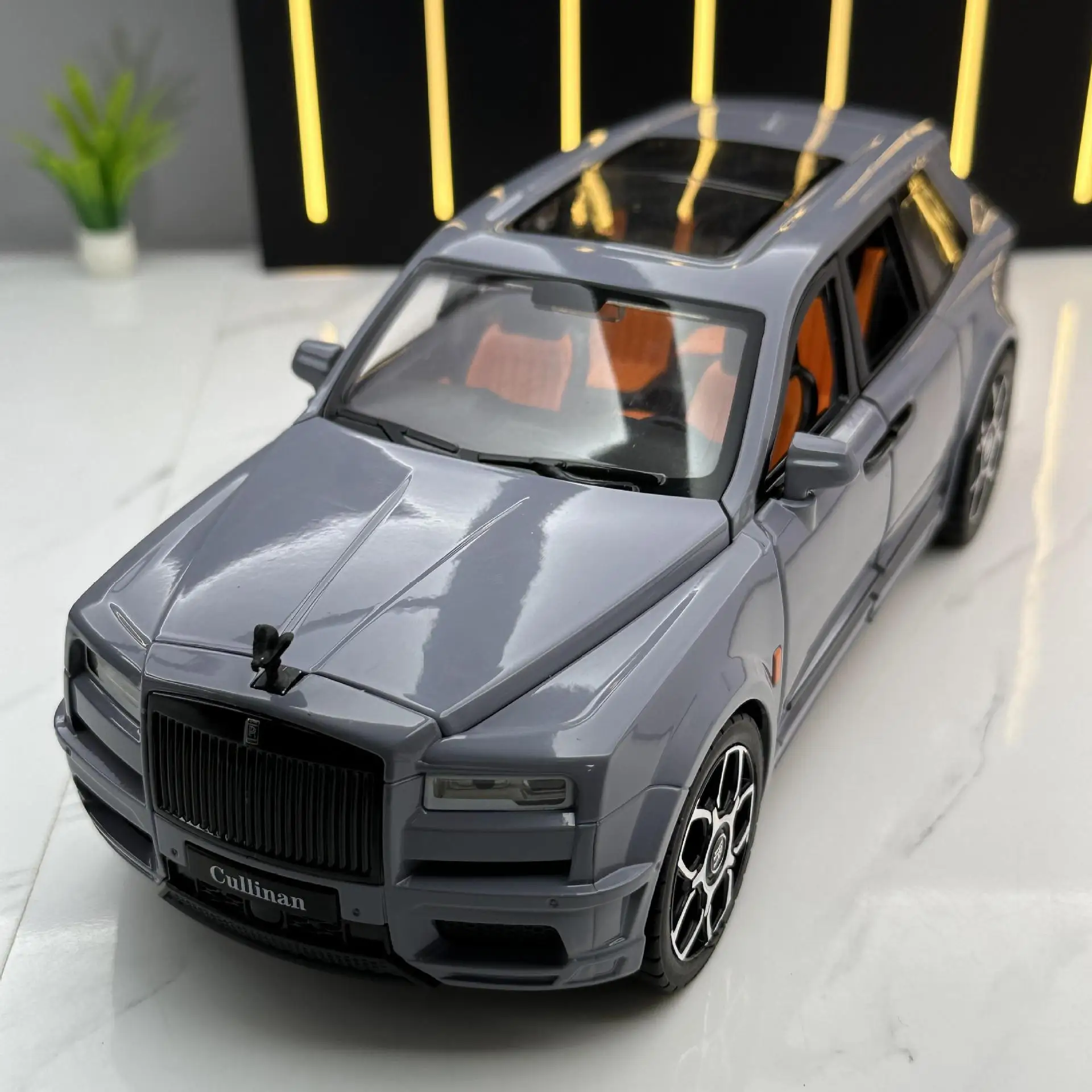 1/20 Rolls Royce SUV Cullinan Alloy Car Model Diecast Toy Vehicles Metal Car Model Collection Sound and Light Childrens Toy Gift