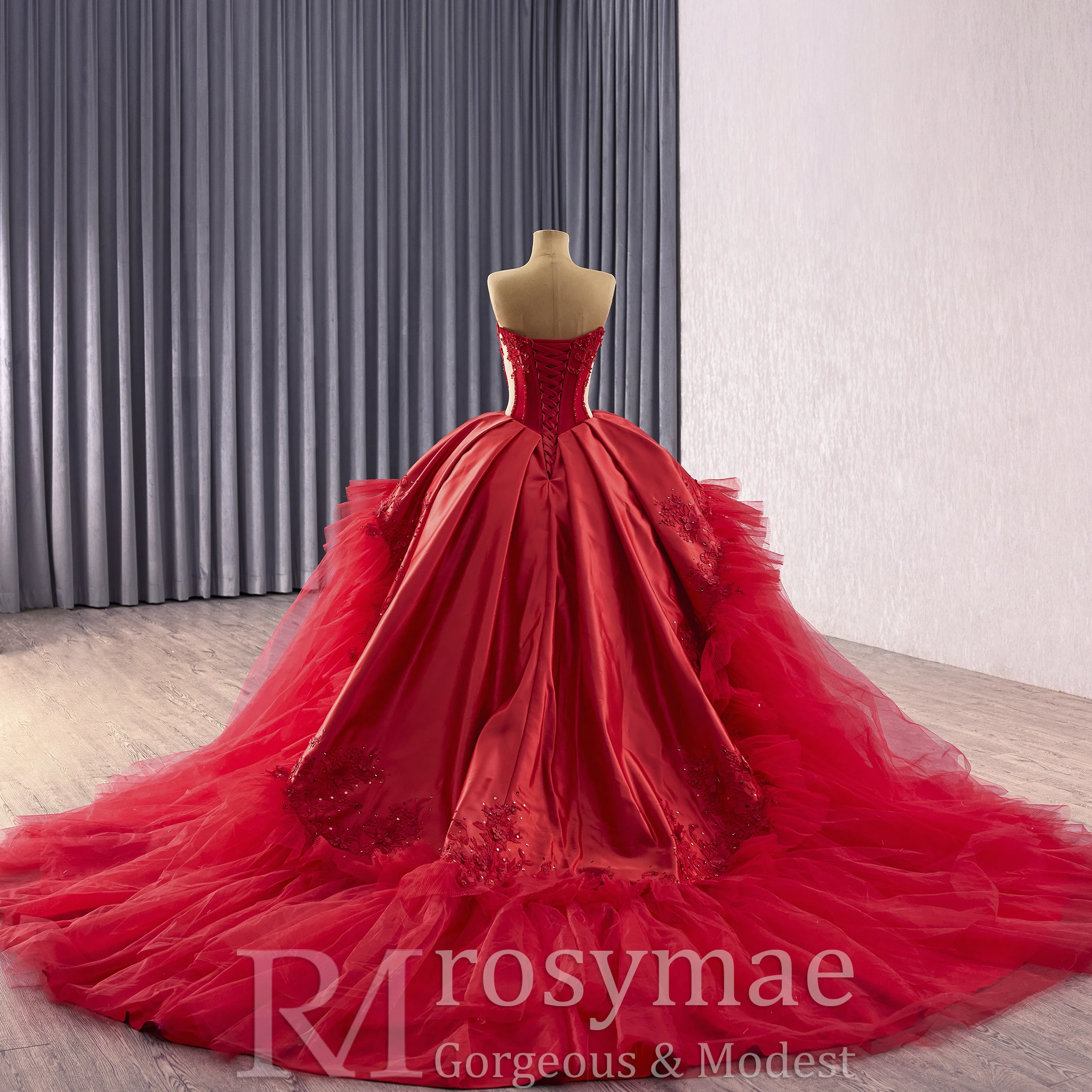 فستان زفاف Rosymae منتفخ باللون الأحمر مع رقبة على شكل حرف V، تصميم فريد من نوعه، ذيل كاتدرائية دراماتيكي، تنورة مكشكشة، قماش شفاف، مظهر كبير