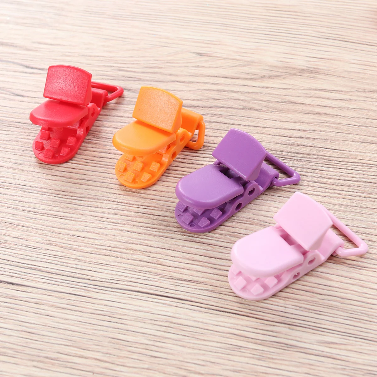 

40Pcs Baby Pacifier Clips Plastic Clips Durable Gripping Teeth for Bib Strap Badges No Damage Plastic Badge Clip