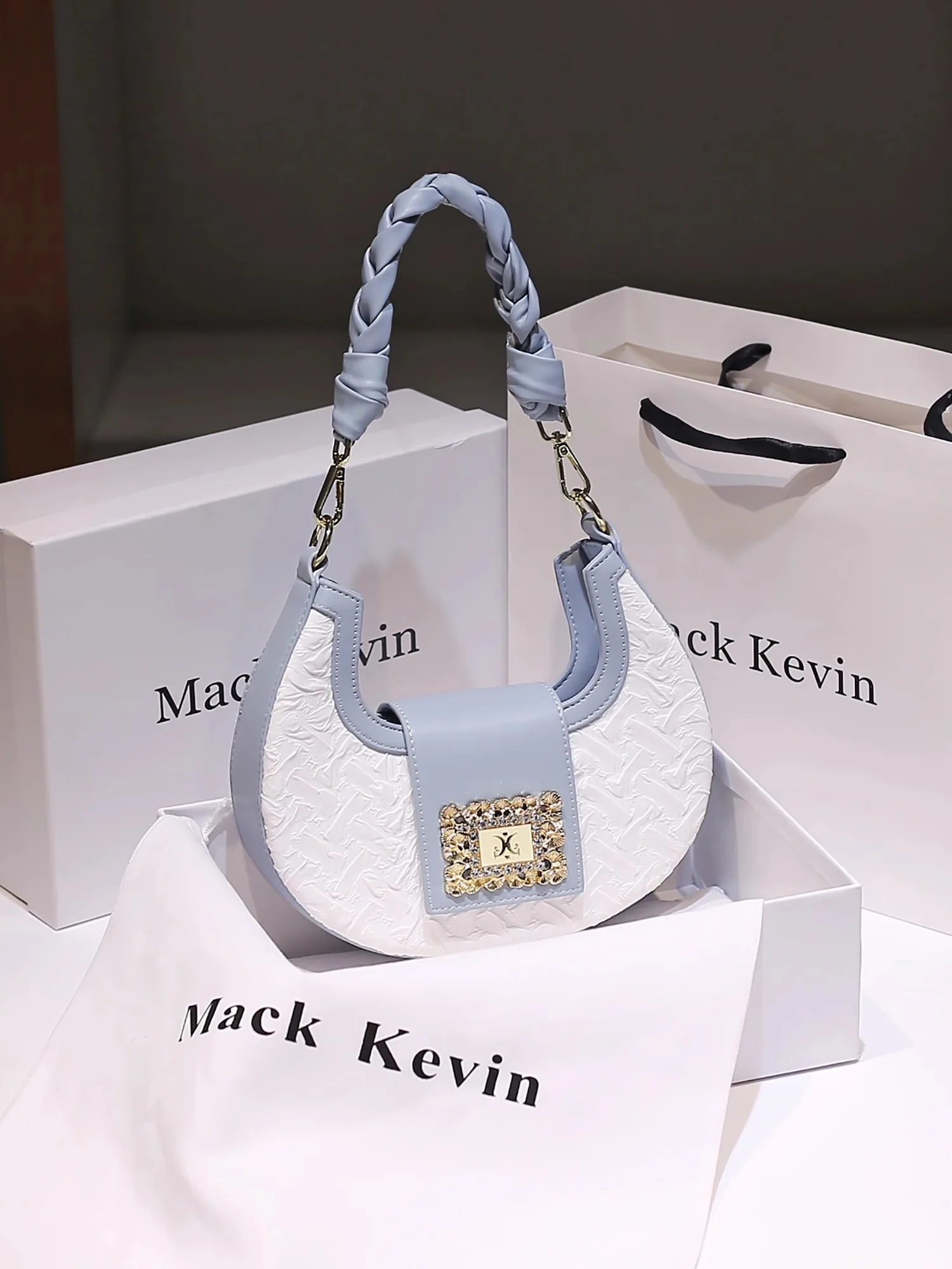 

Luxury Designer Bags with Original Design Women Popular and Stylish Baguette Bag with Contrast Color and Delicate Diamond