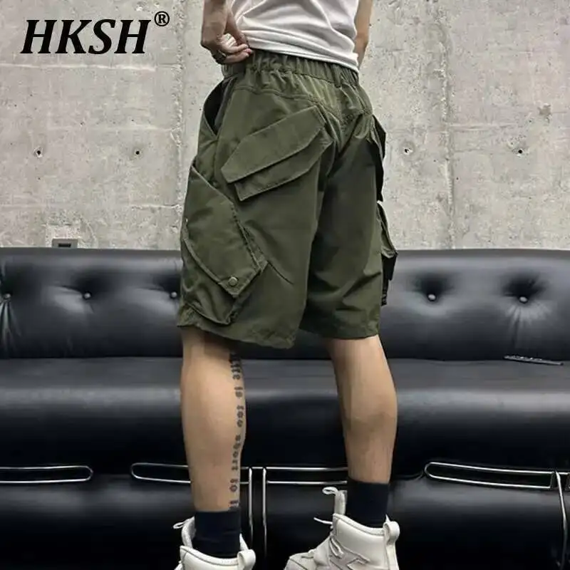 

HKSH Summer New Men Tide High Street Drawstring Pocket Sports Casual Safari Style Shorts Loose Light Luxury Simple Capris HK4528