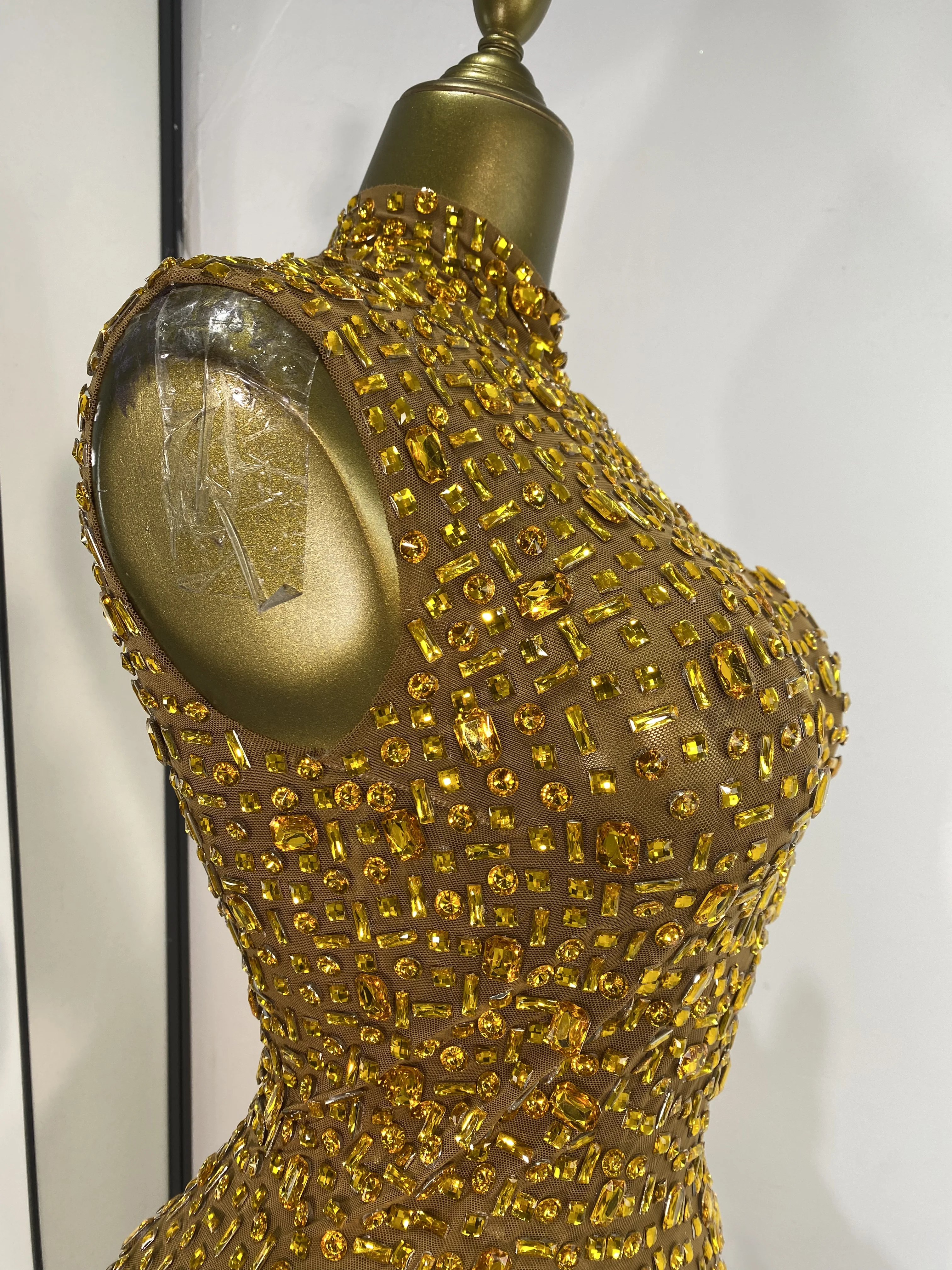 女性用高級ゴールドラインストーンメッシュボディコンミニドレス、キラキラ輝くイブニングクラブパーティー誕生日ドレス、シンガーのステージ衣装