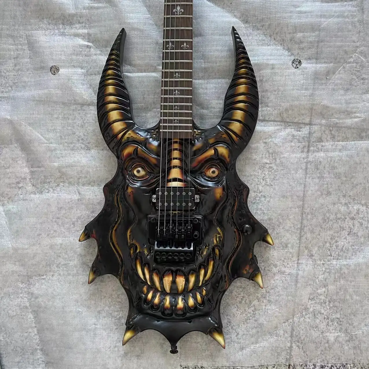 In stock, 6-chord ox head carved electric guitar, hand drawn body, real shipping pictures, order immediately shipped