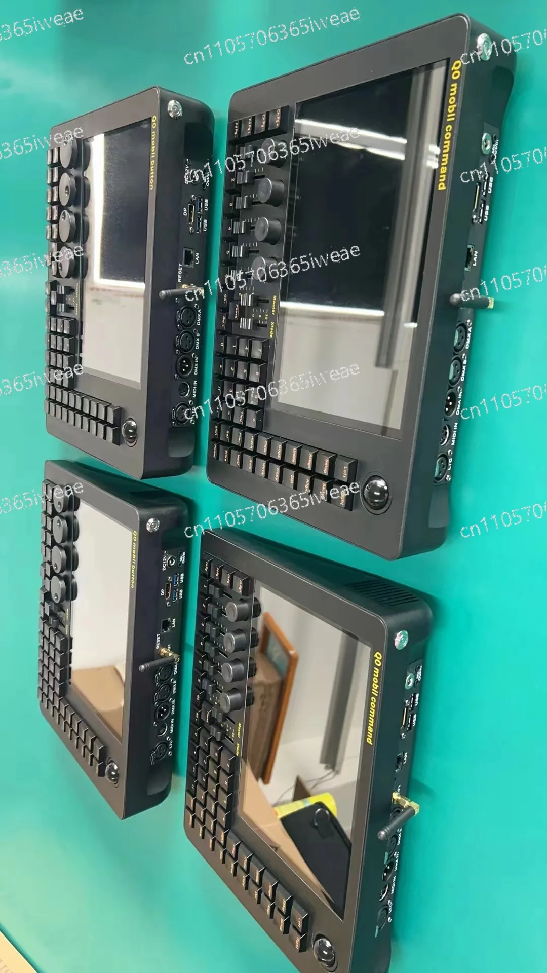 

Можно использовать как DJ-контроллер или диско-контроллер с использованием мобильной кнопочной консоли управления светом MA Q0.