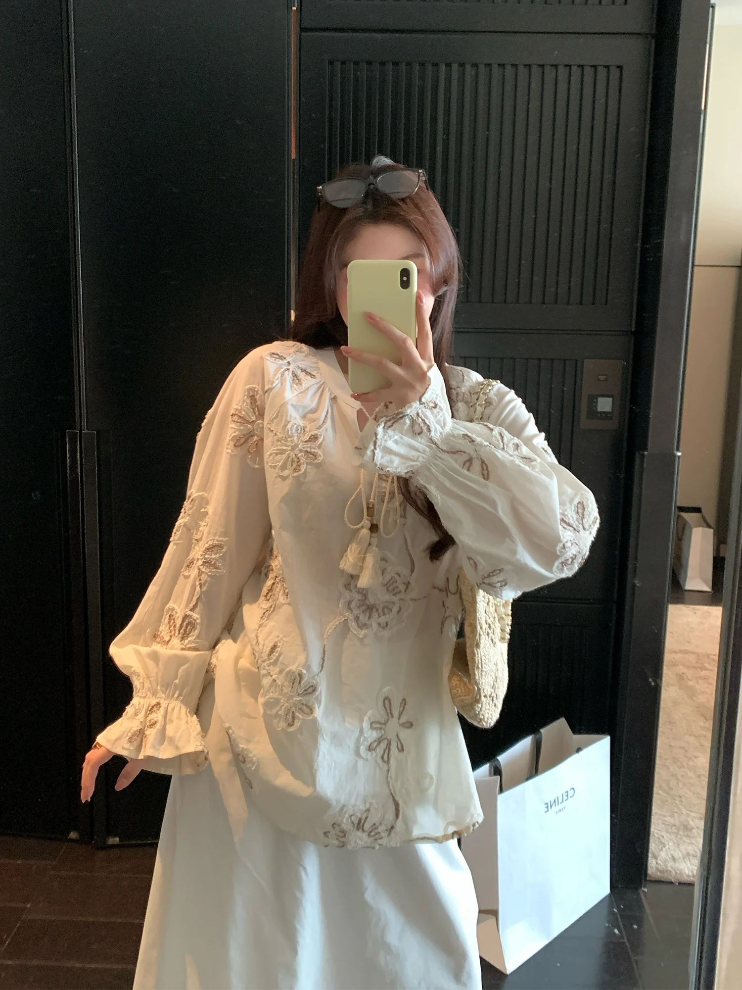 

NAZ Large Size Spring Faion Heavy Embroidery Floral 3D Proced irt Bell Sve Blouse Casual Loose Fit Women's irt