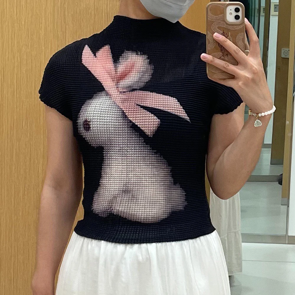 قميص نسائي صيفي ذو ثنيات على شكل أرنب أسود رائع وممتع بقصة ضيقة وأكمام قصيرة مرنة