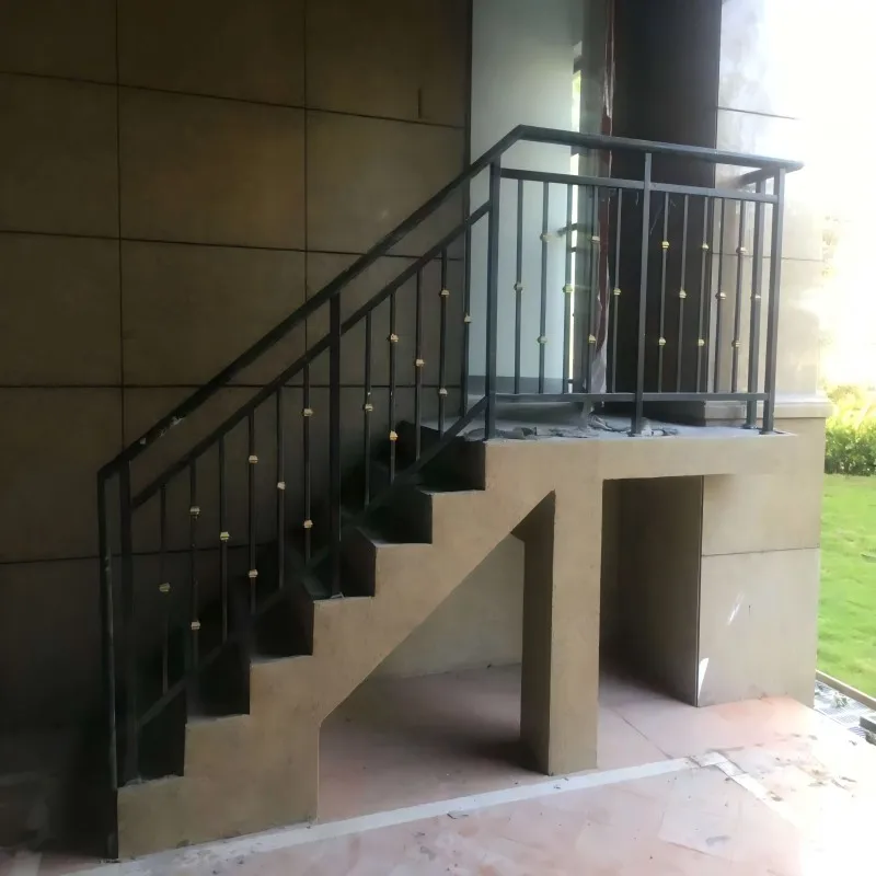 تخصيص درابزين سلالم من الفولاذ المجلفن المتين ودرابزين خشبي للسلالم مع تصميمات درابزين الدرج المعاصر