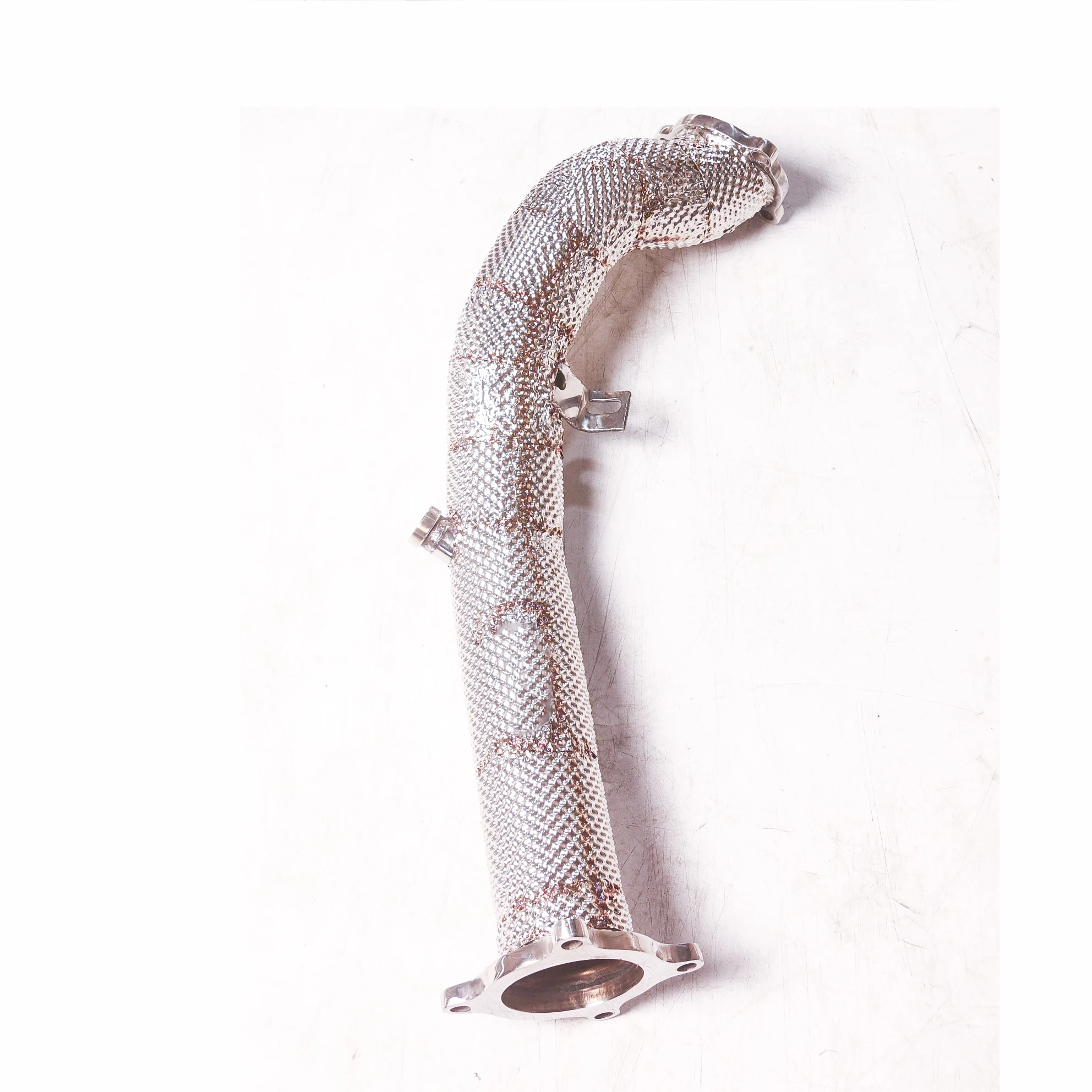 

For the 2008-2014 Audi A4 B8 2.0T catless downpipe made of 304 stainless steel, the surface is treated with heat insulation.