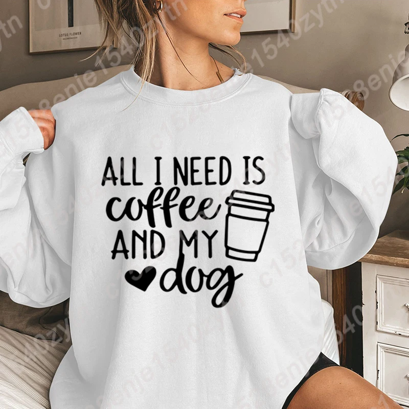 Nuova felpa senza cappuccio da donna tutto ciò di cui ho bisogno è il Pullover girocollo con stampa di caffè e cane moda Cool Soft Ladies Casual Pullover