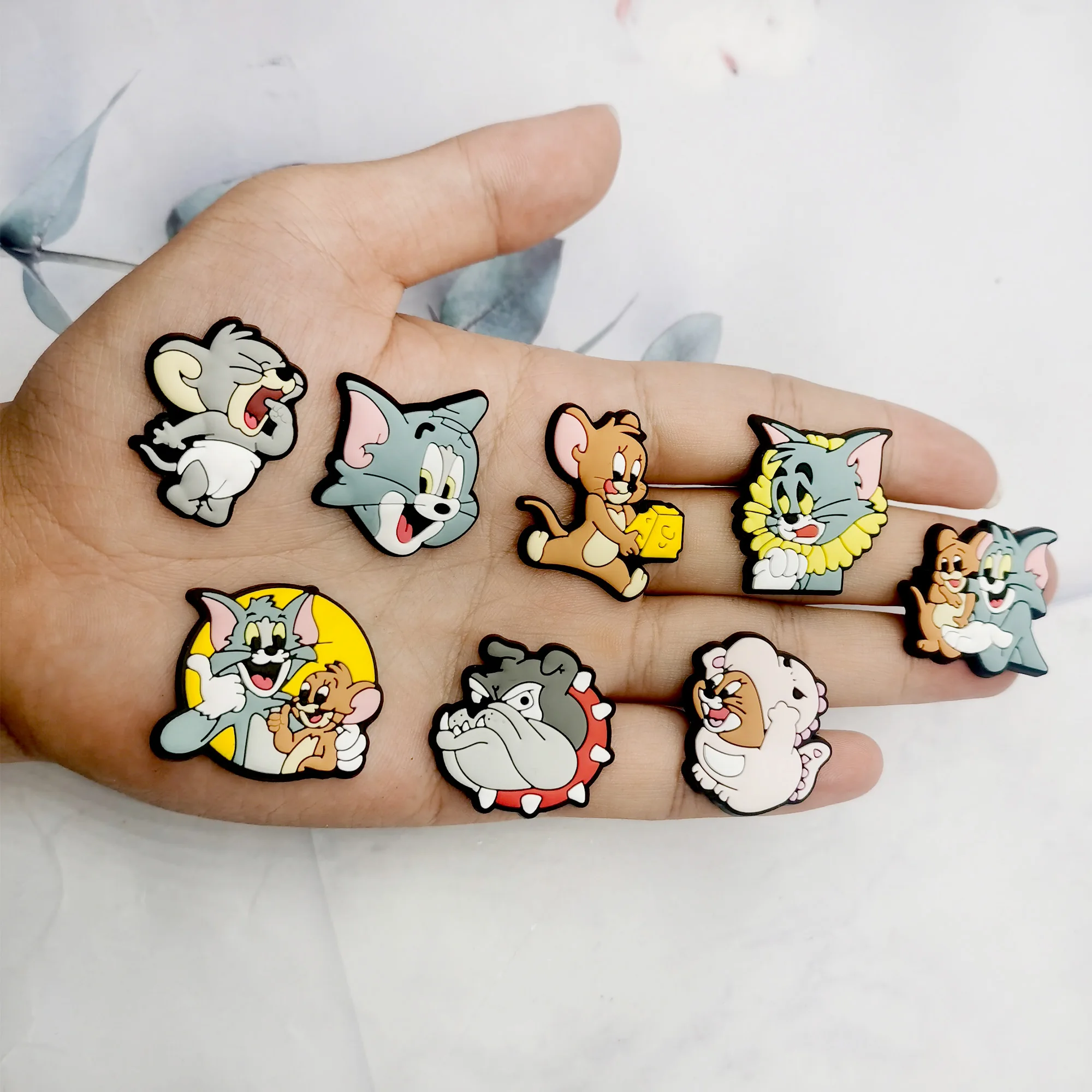 뜨거운 장난감 1/100PCS 만화 마우스 & 고양이 매력 액세서리 장식 PVC 클래식 방해 버클 어린이를위한 방수 파티 크리스마스 선물