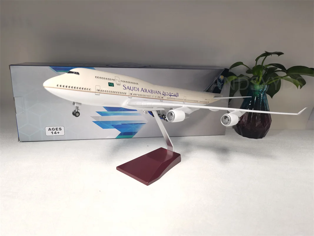 

47cm Saudi Arabian Airlines Boeing B747 Plane Model Airplane Model Aircraft Resin Diecast 1:150 Scale with Light & Wh