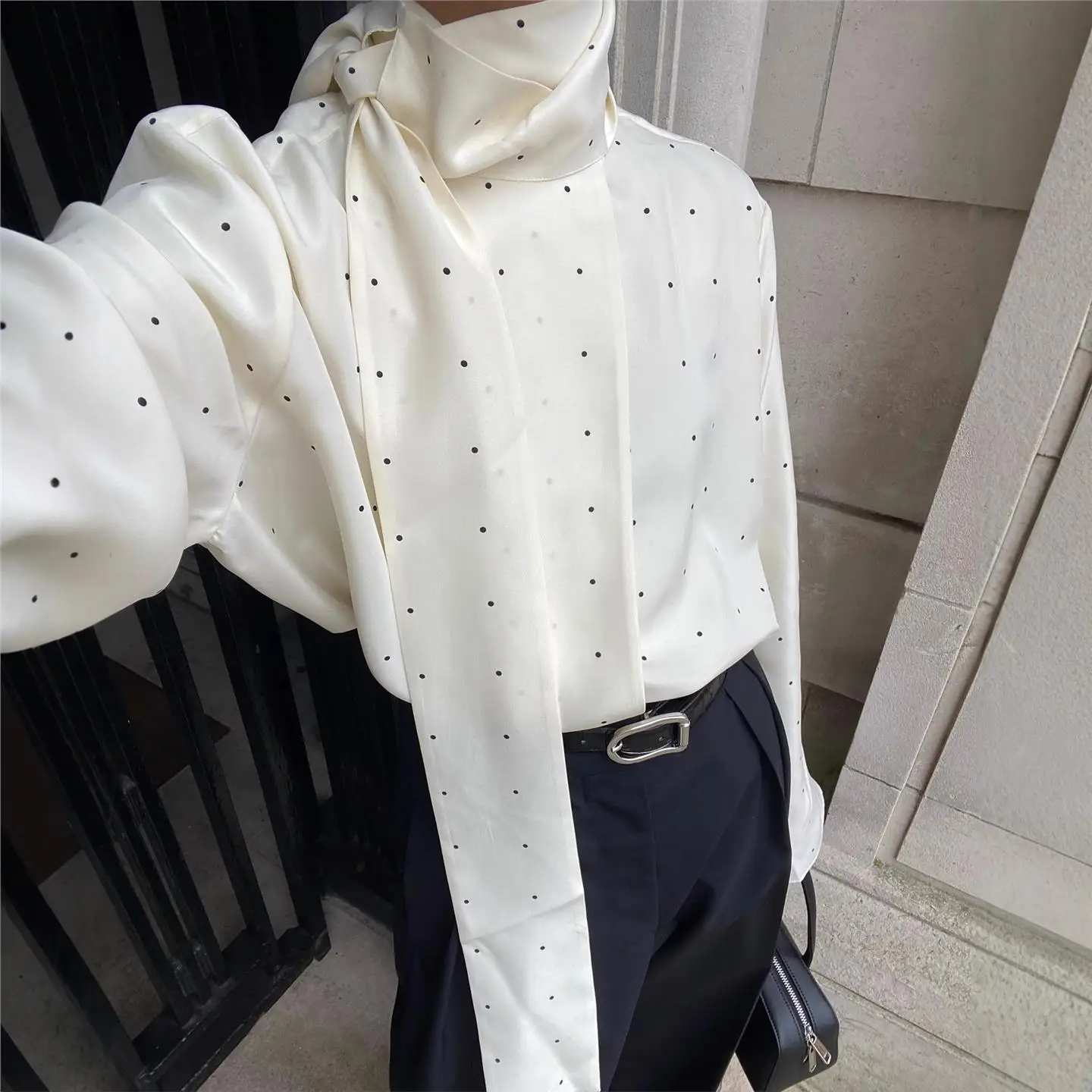 Wiosna 2025 Luźny Długi Sweter w Kropki Damski Długi Sweter Europejski Cienki Materiał Jedwabisty Połysk Proced