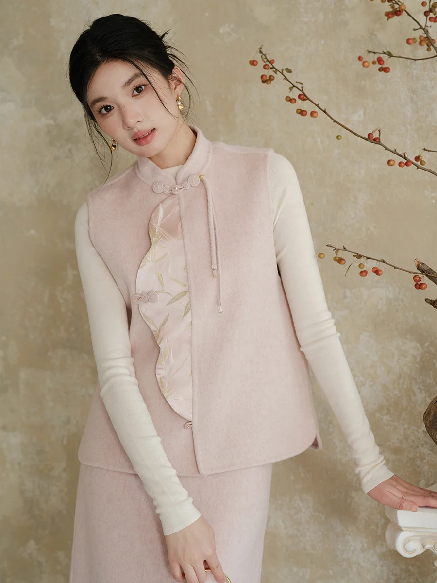 

Новый китайский комплект из двустороннего шерстяного свитера и юбки в розовом цвете от бренда Chu Chan, зимняя коллекция 2025 года.