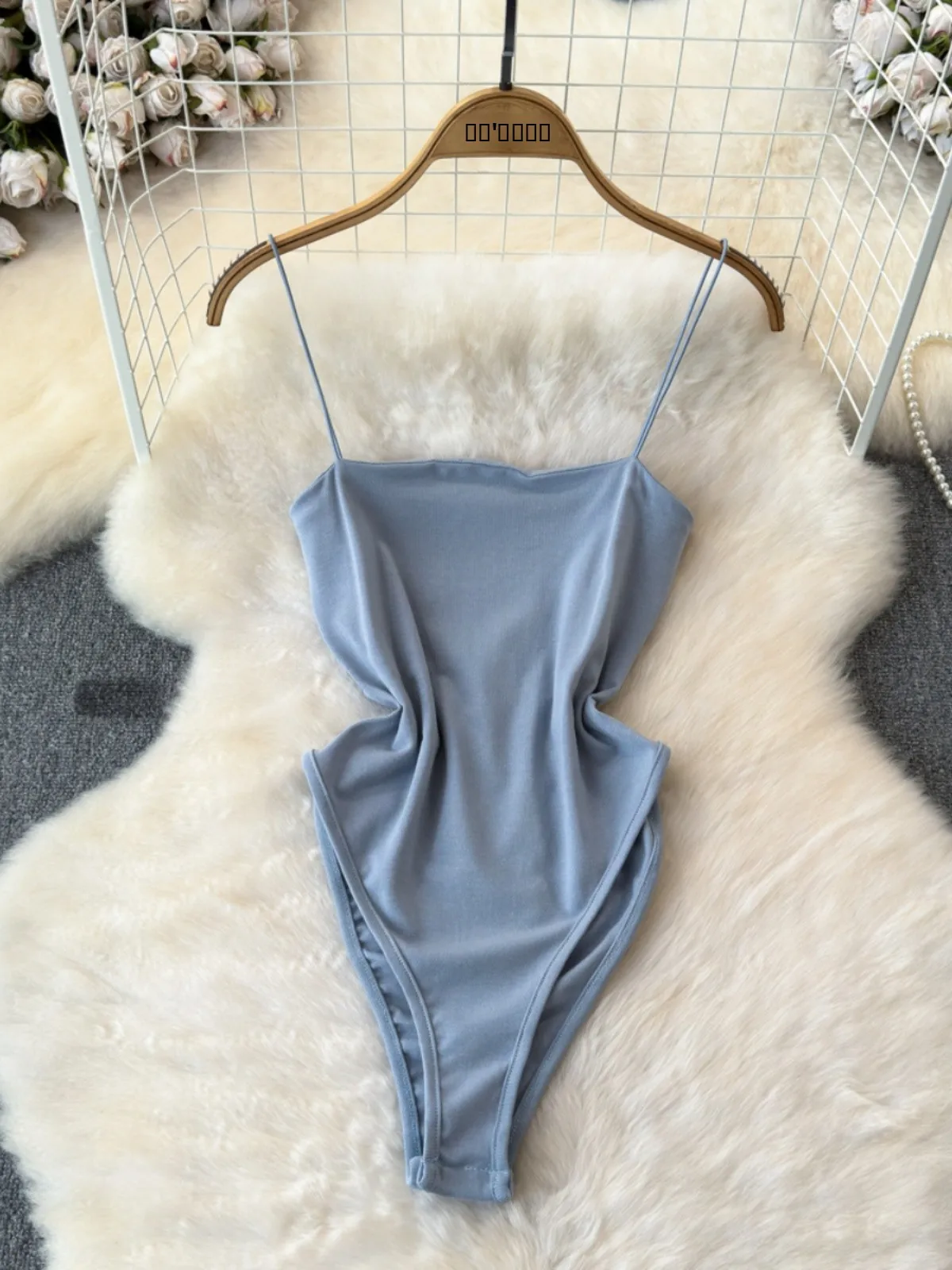 

Красный нерегулярный утягивающий женский топ без бретелек с нагрудной подушечкой, разноцветные прямые брюки с высокой талией