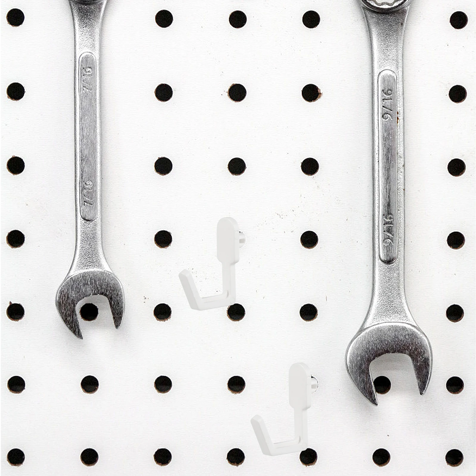 

20pcs Hooks Rack Hole Board Pegboard J Shape Plastic Hangers for Clothes Bedroom Kitchen Study Storage Display