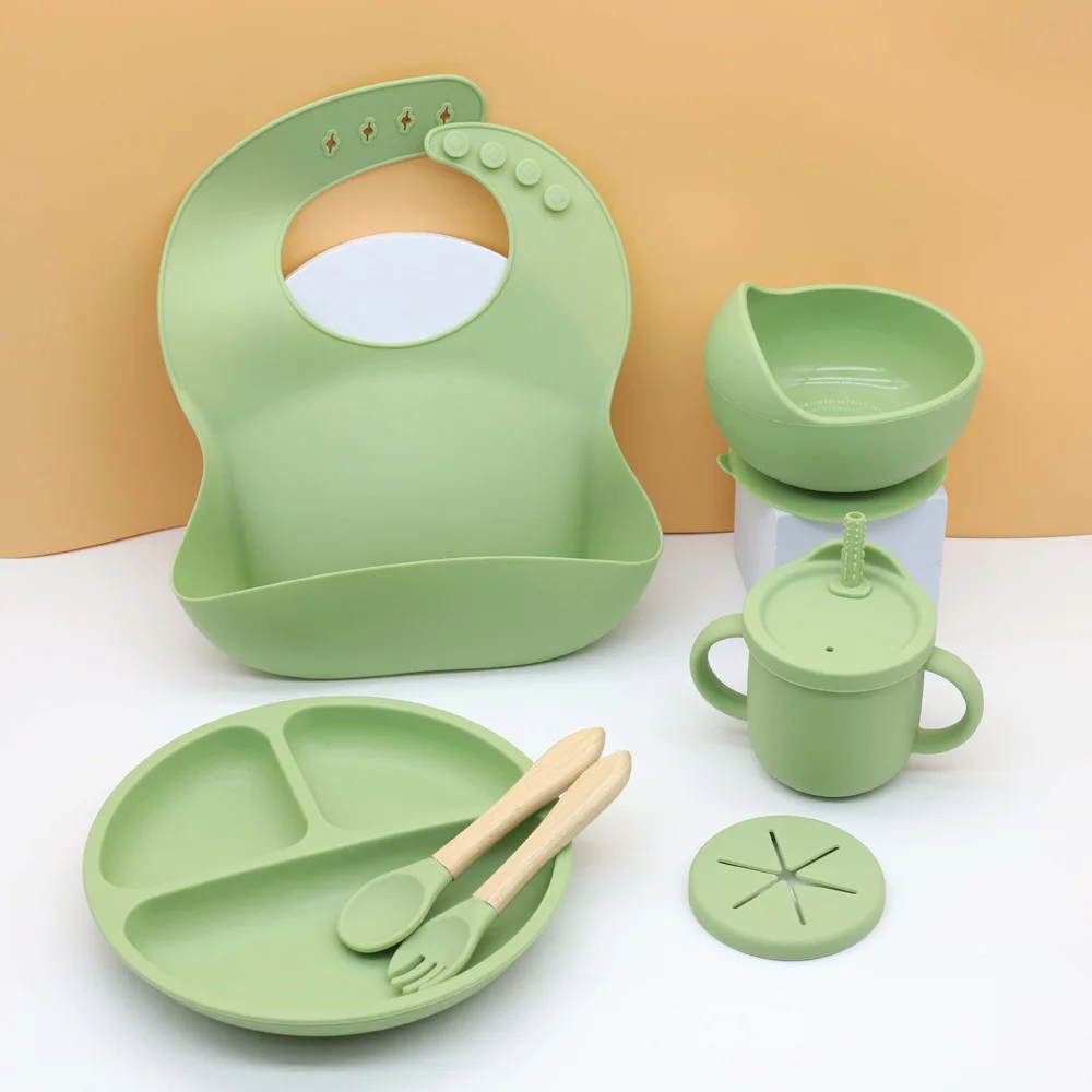 Ensemble de vaisselle en silicone pour bébé, bavoir, assiette à manger, bol avec ventouse, tasse d'eau 2 en 1, tasse à collation, cuillère et fourchette en bois 7 pièces