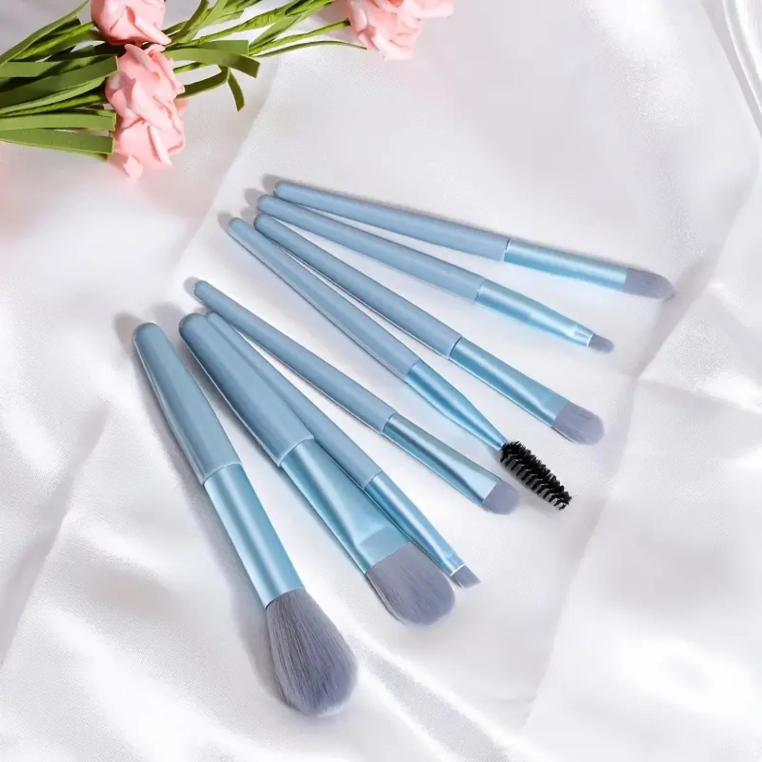 顔、目、唇用のポータブルメイクブラシ8本セット - アイシャドウ、眉毛コーム、まつげスプーリー、ファンデーション、パウダーが含まれます