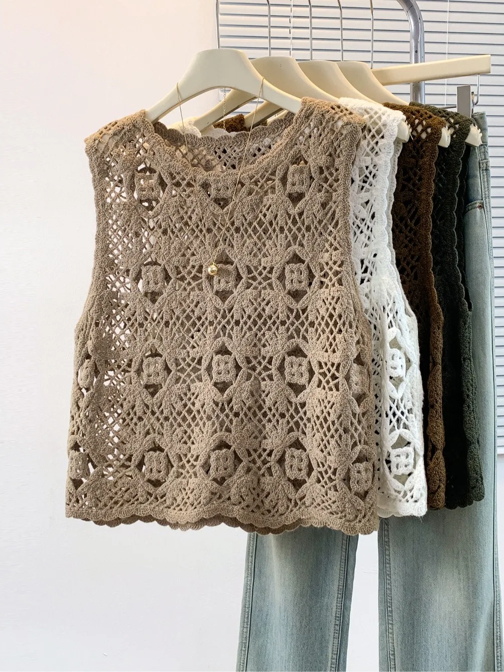 Retro Floral Knitted Vest Women's Sleeveless Outerwear Short Top Hollow out Design Spring Autumn New Style Fashionable Versatile