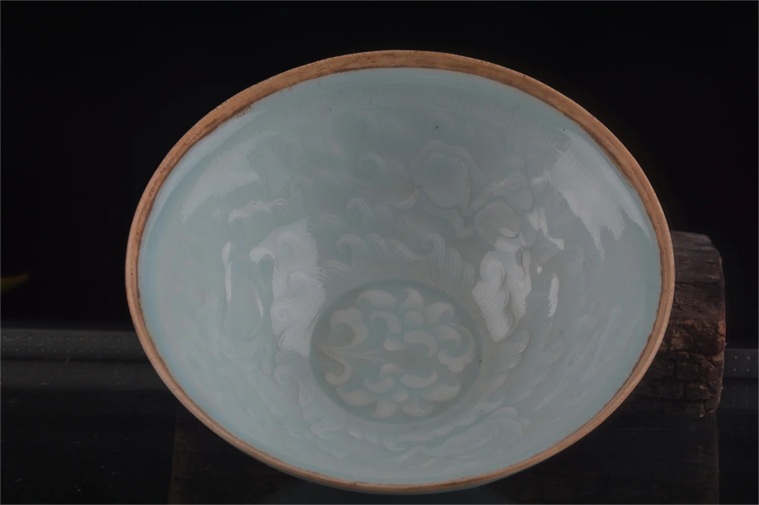 

Фарфоровая чашка для чая ручной работы династии Сун, с изображением трех овец, из печи Лунцюань.